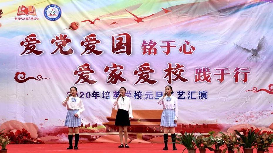 无锡铁路六站联动,110名无锡书法家向旅客送春联,送祝福